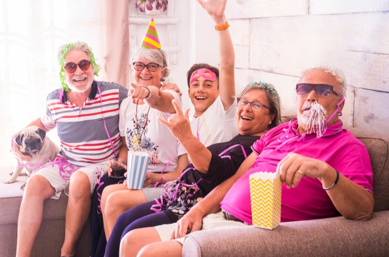 Fantasias de Carnaval para os amigos | Foto de um grupo de amigos celebrando o Carnaval | Economia e Renda Extra | Eu Dou Conta 