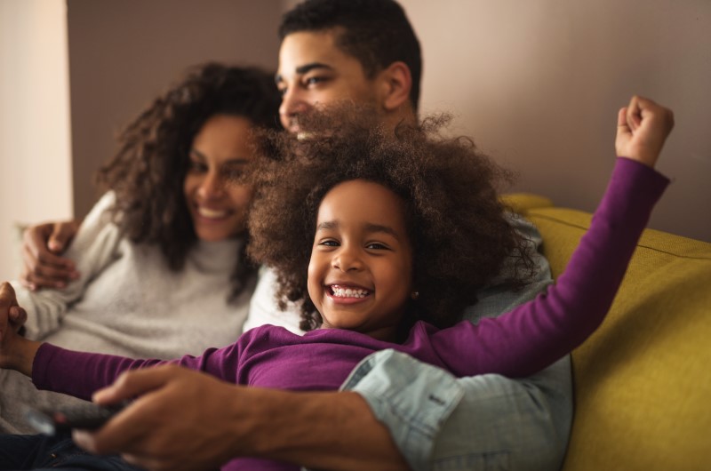 Vila Isabel | Foto de uma família feliz e sorridente no sofá | Trilha da Conquista | Blog da Tenda