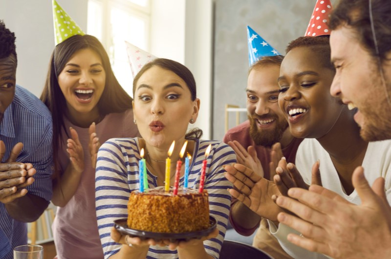 Cortinas de papel crepom | Foto de um grupo de amigos se divertindo em uma festa de aniversário em apartamento | Economia e renda extra | Eu Dou Conta 