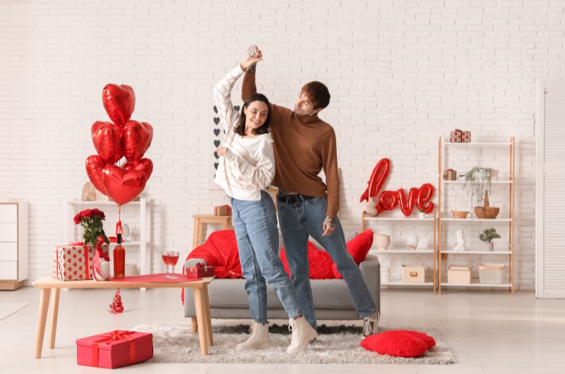 Decoração para o Dia dos Namorados em casa | Foto de um casal feliz dançando na sala com decorações ao redor | Casa e decoração | Blog da Tenda