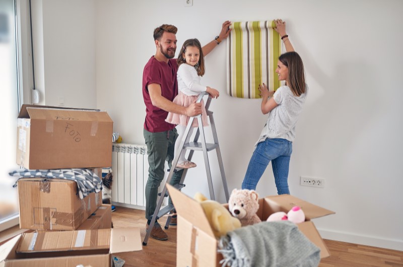 Escolha entre pintura ou papel de parede | Foto de uma família organizando um quarto e escolhendo o papel de parede | Casa e Decoração | Blog da Tenda