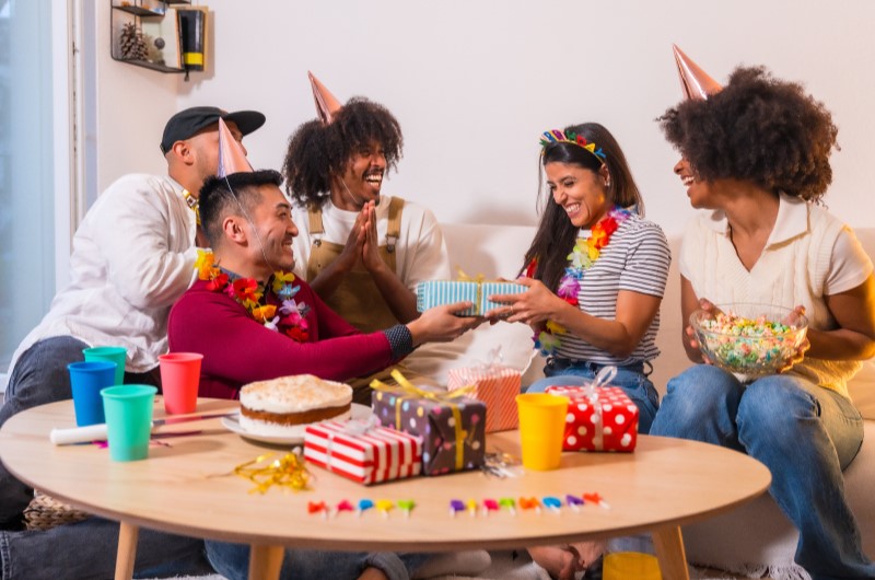 Vai fazer uma festa de aniversário em apartamento? Saiba dos cuidados necessários | Foto de um grupo de amigos fazendo uma festa de aniversário em apartamento | Economia e renda extra | Eu Dou Conta 