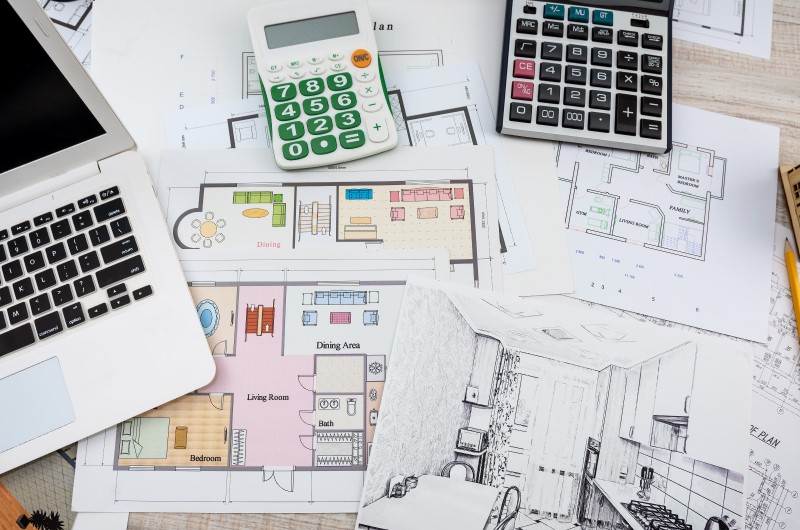 O que é ART e RRT? | Foto de diversas plantas de apartamento, duas calculadoras e um notebook | Casa e decoração | Blog da Tenda
