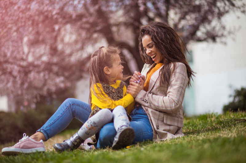 Passeie no Parque Água Branca | Foto de uma mãe e filha sentadas em um parque | Trilha da Conquista | Blog da Tenda