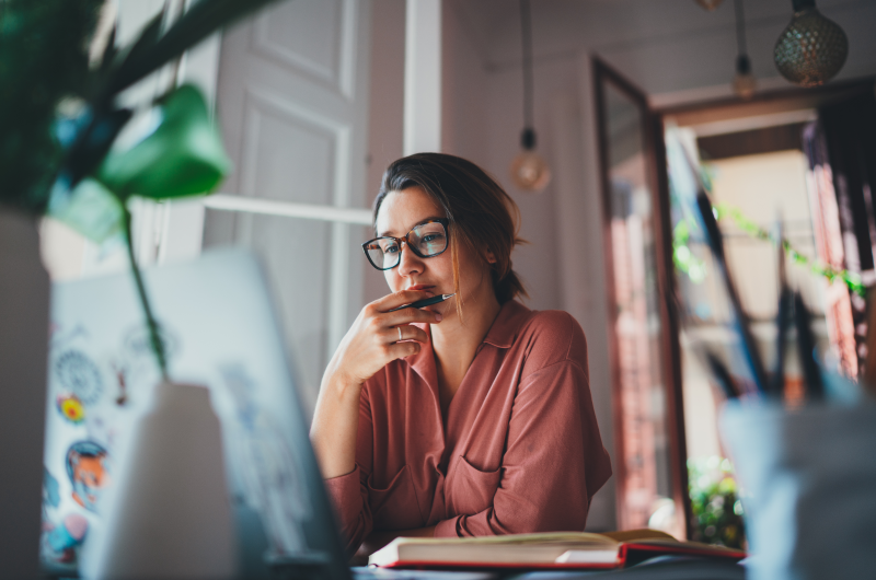 Como limpar seu nome? | Foto de uma mulher concentrada em usar o notebook | Como limpar o seu nome | Eu Dou Conta 