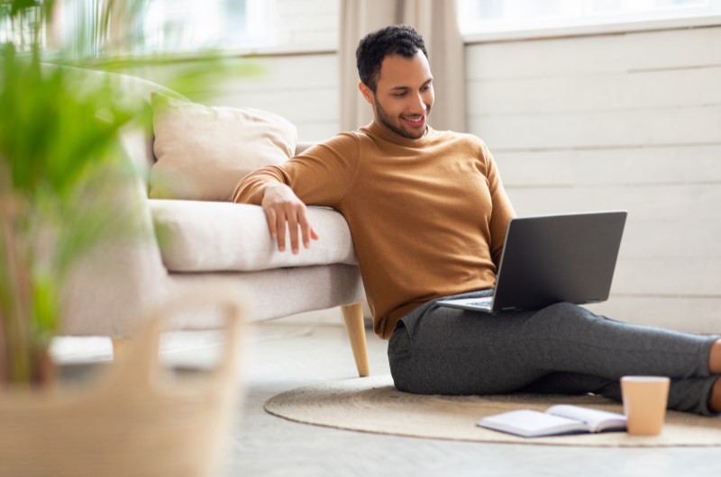 O que você encontra no Tenda Play? | Foto de um homem sentado e usando o notebook | Trilha da Conquista | Blog da Tenda