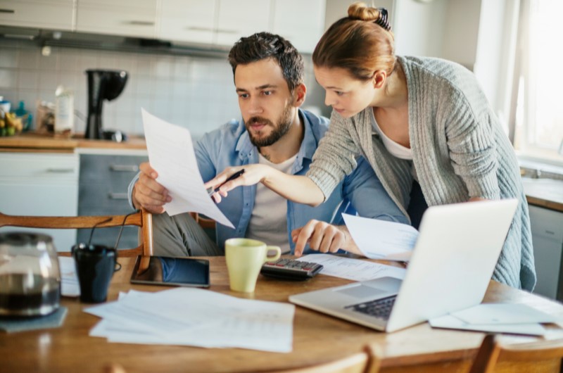 Qual a importância de organizar as finanças? | Foto de um casal fazendo contas juntos | Economia e renda extra | Eu Dou Conta 