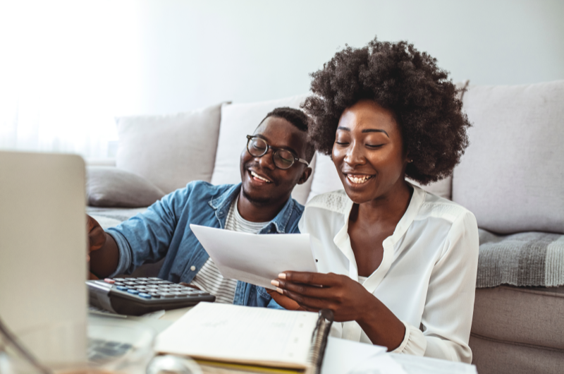 Vantagens de ter uma boa organização financeira com o método 50, 30, 20? | Foto de um casal organizando as finanças com um notebook | Economias e renda extra | Eu Dou Conta 