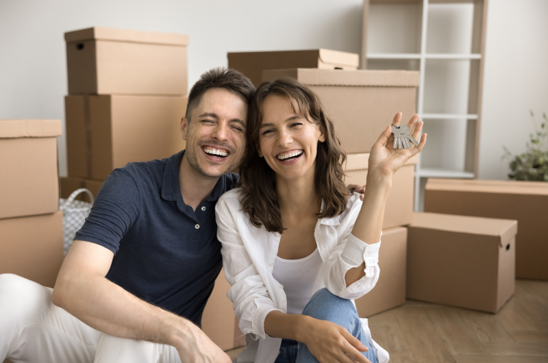 Apartamentos da Tenda na Zona Oeste de São Paulo | Foto de um casal feliz segurando a chave de um apartamento | Trilha da Conquista | Blog da Tenda 