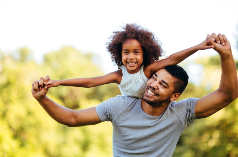 Dicas de programas para fazer sem gastar muito | Foto de um pai e sua filha se divertindo em um parque | Economia e renda extra | Eu Dou Conta