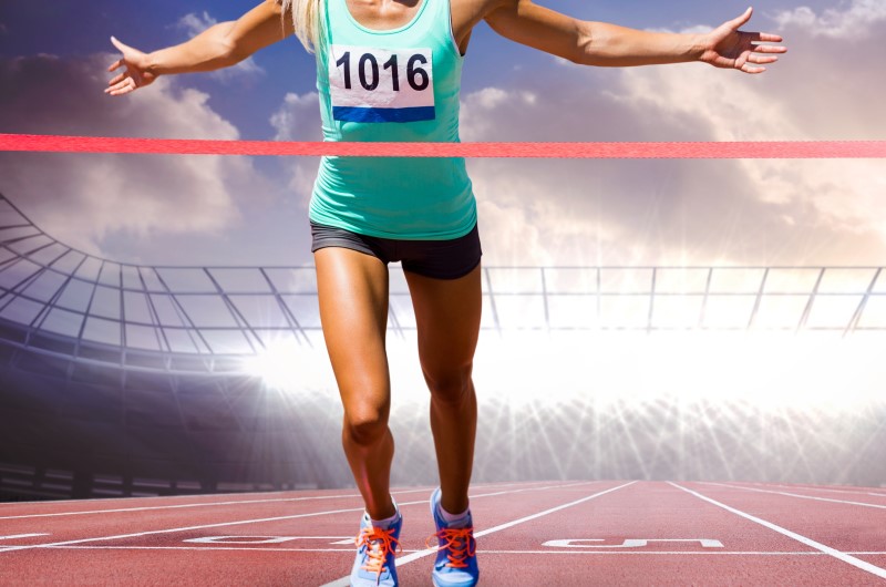 O que são os Jogos Olímpicos? Qual a sua história? | Foto de uma atleta ultrapassando a linha de chegada nas Olimpíadas | Trilha da Conquista | Blog da Tenda