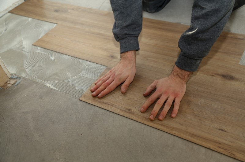 Piso vinílico | Foto de um homem instalando um piso vinílico | Casa e decoração | Blog da Tenda 