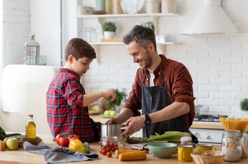 Presente para o Dia dos Pais: cozinheiro | Foto de um pai e filho cozinhando juntos | Economia e renda extra | Eu Dou Conta 