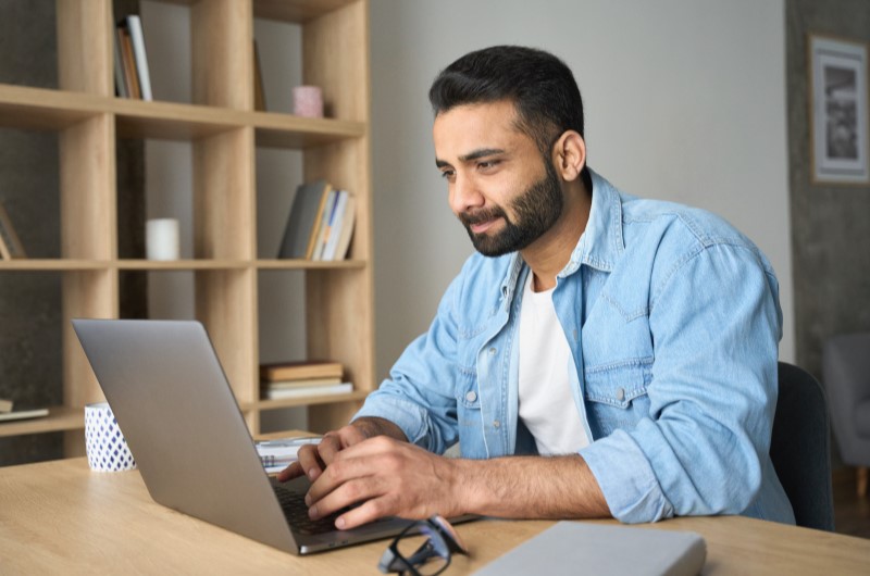 Trabalho | Foto de um homem usando o notebook e trabalhando em home office | Trilha da Conquista | Blog da Tenda 