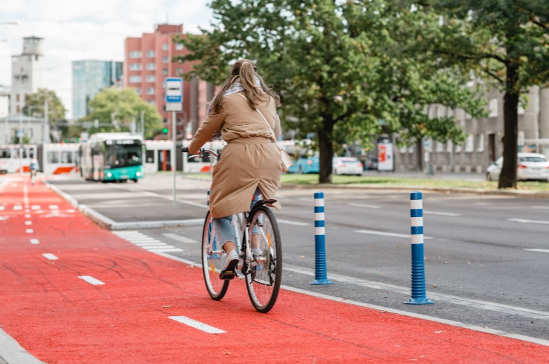 Transporte | Foto de uma mulher andando de bicicleta na ciclovia | Economia e renda extra | Eu Dou Conta 