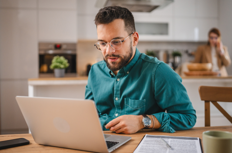 Uso do FGTS | Foto de um homem utilizando o notebook | Blog da Tenda