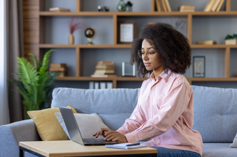 Vale a pena contratar um empréstimo? | Foto de uma mulher digitando no notebook | Como limpar o seu nome | Eu Dou Conta 