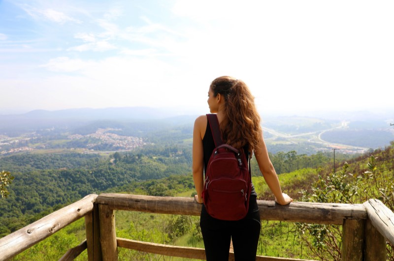 Lazer | Mulher apreciando a vista de um parque em São Paulo | Trilha da Conquista | Blog da Tenda 