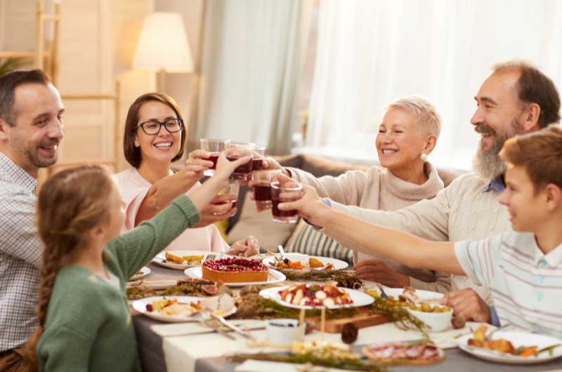 Decoração para datas especiais | Foto de uma família feliz fazendo um brinde | Casa e Decoração | Blog da Tenda