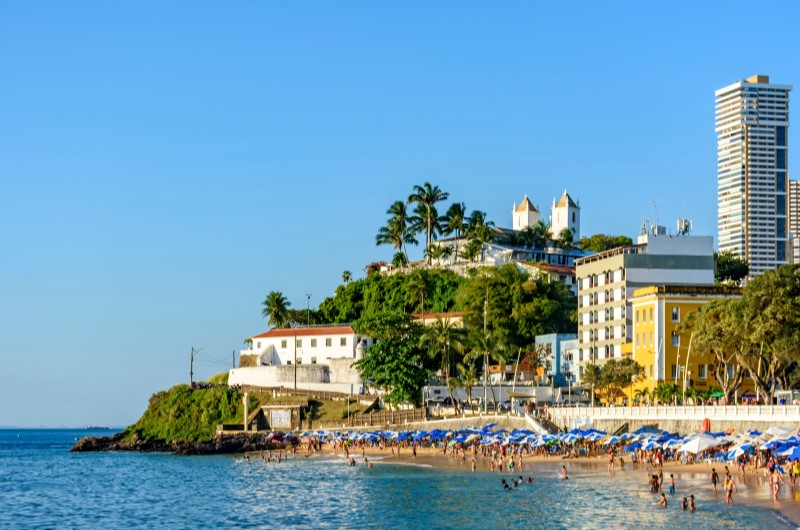 O que fazer em Salvador? | Foto de diversas pessoas aproveitando a praia em Salvador | Trilha da Conquista | Blog da Tenda