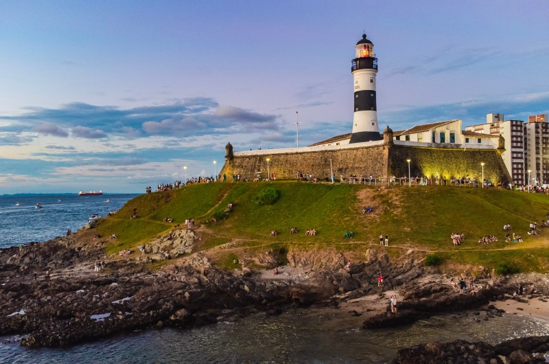 Passeios turísticos para fazer em Salvador | Foto do Farol da Barra, localizado em Salvador | Trilha da Conquista | Blog da Tenda 