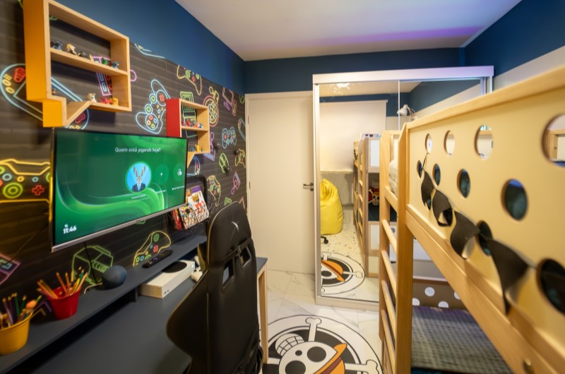 Quem participou da Campanha? | Escrivaninha e estante em um quarto infantil, decorados com tema de videogames | Casa e Decoração | Blog da Tenda 