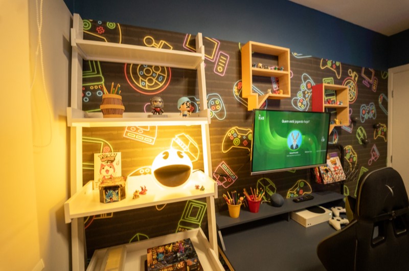 Quem participou da Campanha? | Escrivaninha e estante em um quarto infantil, decorados com tema de videogames | Casa e Decoração | Blog da Tenda 