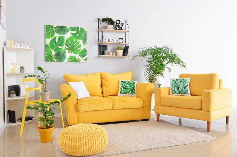 Aposte em estampas floridas e coloridas | Sala de estar colorida em tons de amarelo e estampas de plantas | Blog da Tenda 