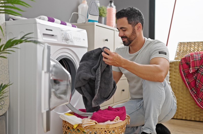 Dicas para secar roupa em apartamento: fáceis e práticas | Homem colocando roupas na máquina de lavar | Casa e Decoração | Blog da Tenda