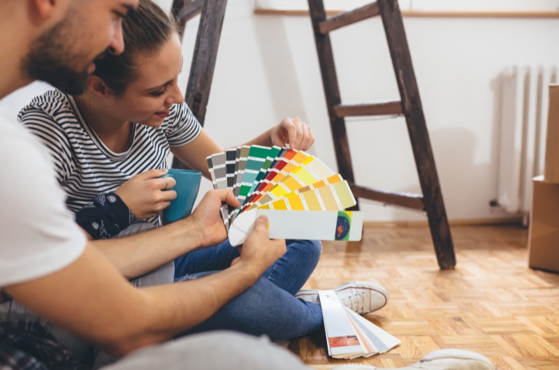 Faça uso de cores alegres | Casal escolhendo cores de uma palheta com diversas opções | Casa e Decoração | Blog da Tenda 