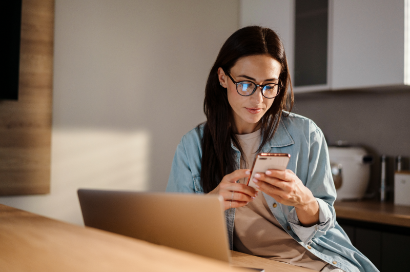 História de Caxangá | Mulher usando o celular em casa | Trilha da Conquista | Blog da Tenda 