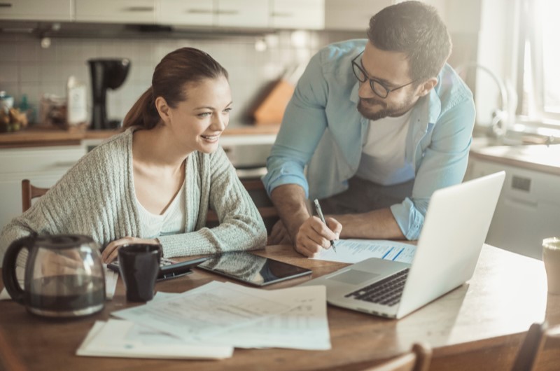 Melhores condições de pagamento | Casal organizando as finanças na cozinha | Dúvidas sobre dívidas | Eu Dou Conta 