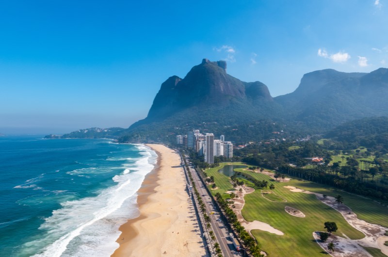 Como é morar na Zona Sul do Rio de Janeiro? | Vista panorâmica aérea da praia de São Conrado, Zona Sul do Rio de Janeiro | Trilha da Conquista | Blog da Tenda