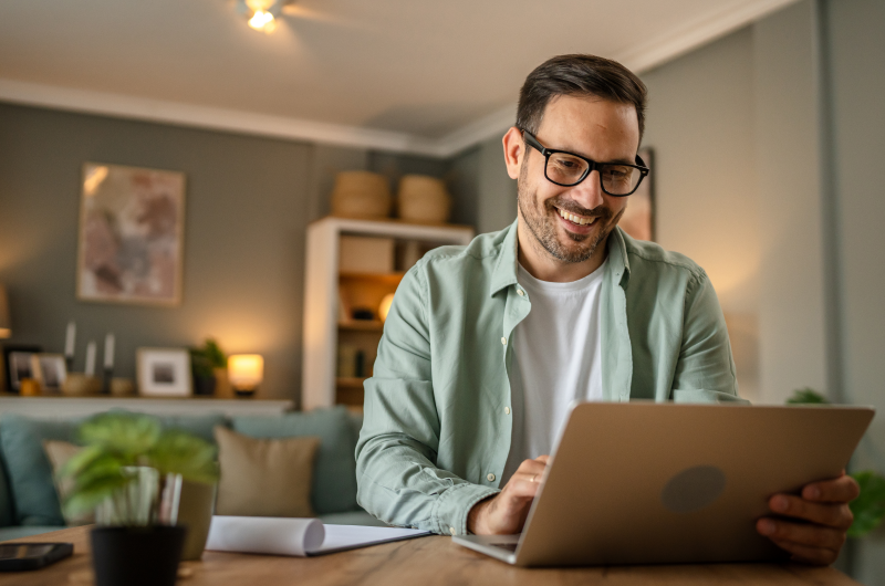 Como o consumo consciente pode te ajudar a economizar dinheiro? | Foto de um homem usando o notebook | Eu Dou Conta | Blog da Tenda 