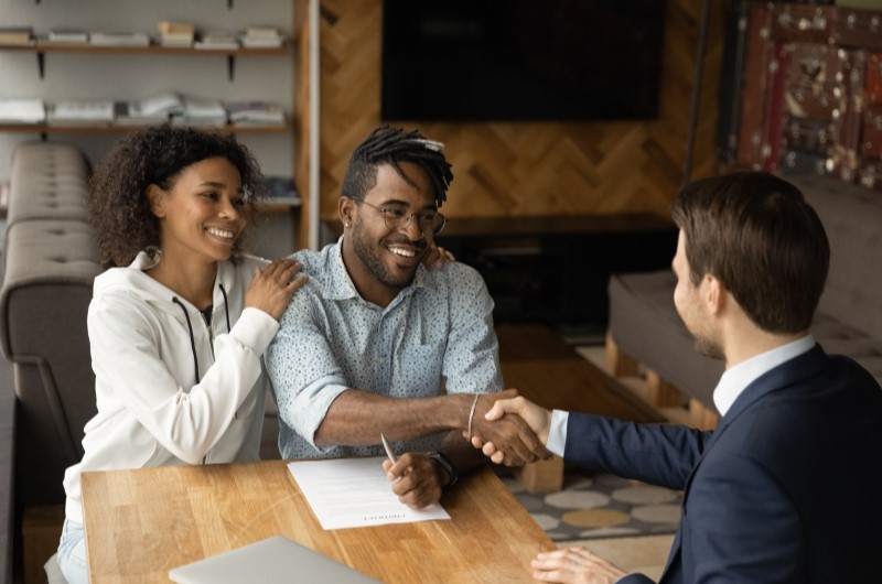 Como participar do Minha Casa, Minha Vida Reconstrução? | Casal conversando com um corretor imobiliário | Minha Casa Minha Vida | Blog da Tenda