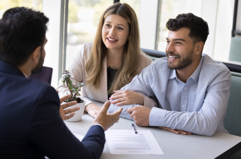 Como se cadastrar no Programa Porta de Entrada? | Corretor conversando com um casal | Minha Casa Minha Vida | Blog da Tenda