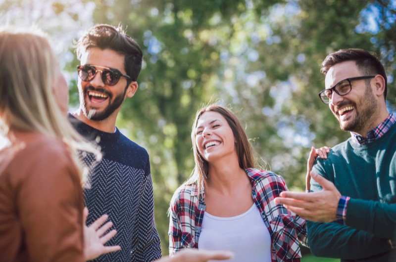 Conheça alguns bairros da Zona Sul | Grupo de amigos conversando em um parque | Trilha da Conquista | Blog da Tenda 