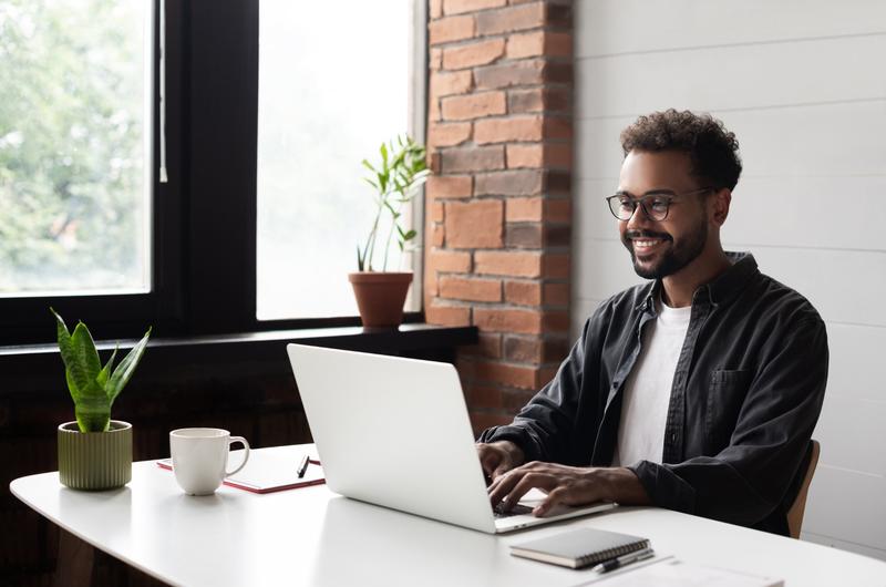 Custo-benefício | Homem usando o notebook | Trilha da Conquista | Blog da Tenda 