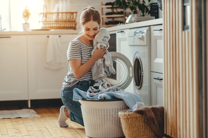 Decore de forma funcional e atrativa a sua área de serviço | Mulher retirando roupas da máquina de lavar roupa | Casa e Decoração | Blog da Tenda