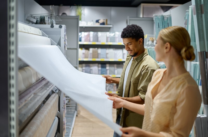 Durabilidade | Casal comprando papel de parede em uma loja | Casa e Decoração | Blog da Tenda 