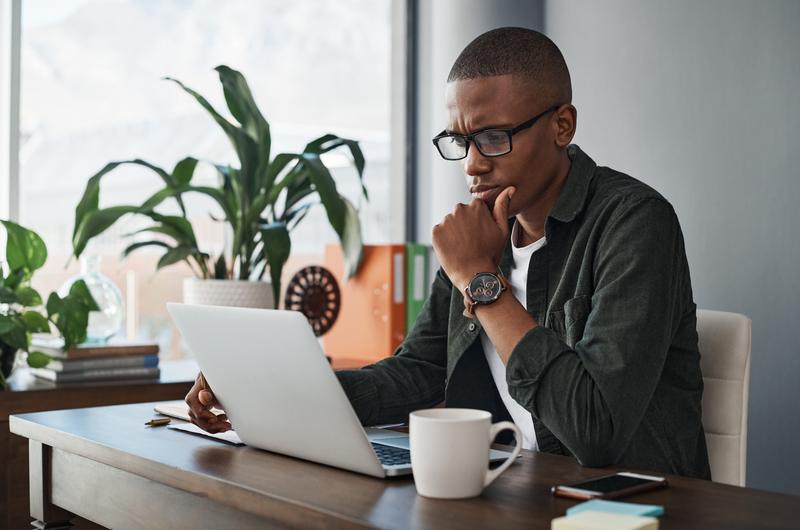 Faixas de renda do programa | Homem com expressão seria enquanto usa o notebook | Blog da Tenda 