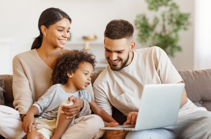 Ipanema | Família feliz reunida no sofá da sala | Trilha da Conquista | Blog da Tenda 