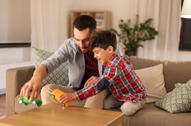 Respeite o espaço de todos | Pai e filho brincando com carrinhos de brinquedo | Blog da Tenda 