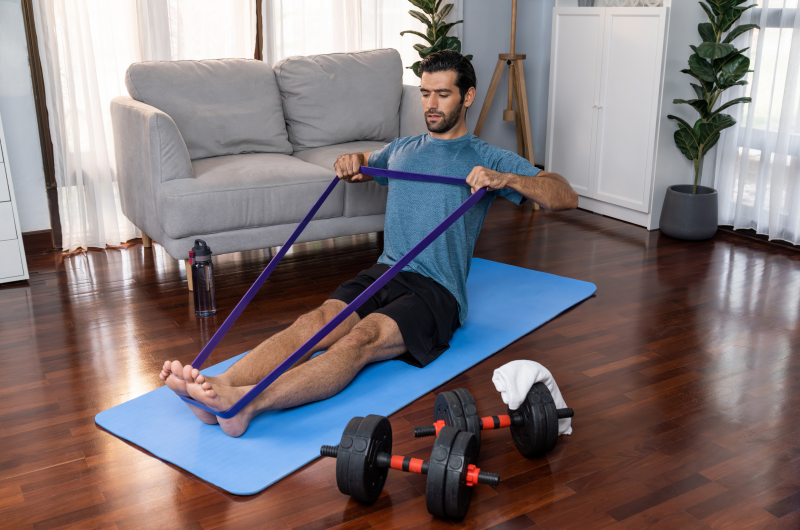 Dê preferência para equipamentos multifuncionais | Homem fazendo exercício em uma academia em casa | Casa e Decoração | Blog da Tenda