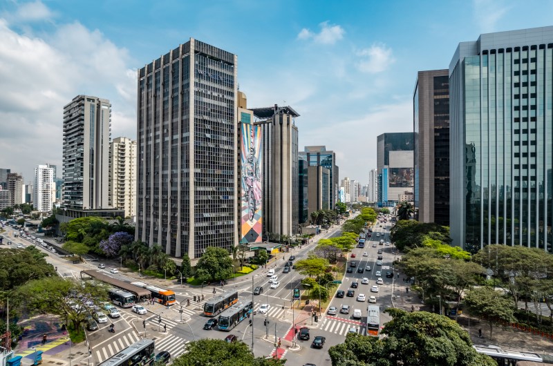 Como os bairros de São Paulo são divididos | Movimento de carros e prédios modernos na Avenida Paulista em um dia ensolarado | Onde morar | Blog da Tenda 