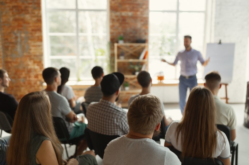 O que é uma reunião de condomínio | Participantes atentos em uma reunião de condomínio em ambiente descontraído | Viver em Condomínio | Blog da Tenda 