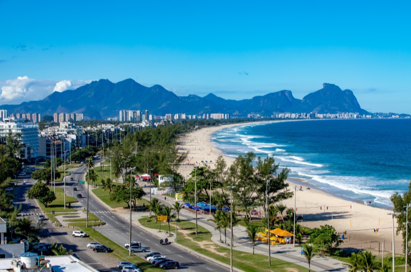 Como os bairros do Rio de Janeiro são divididos | Vista do alto de uma praia na região da Zona Oeste do Rio de Janeiro | Onde Morar | Blog da Tenda 