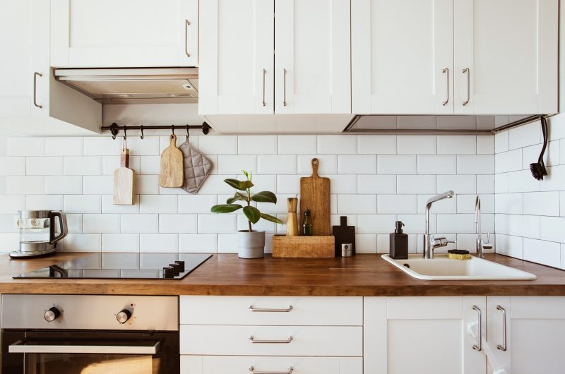 Decoração para cozinha pequena | Cozinha moderna com armários brancos e bancada de madeira, bem organizada | Casa e Decoração | Blog da Tenda