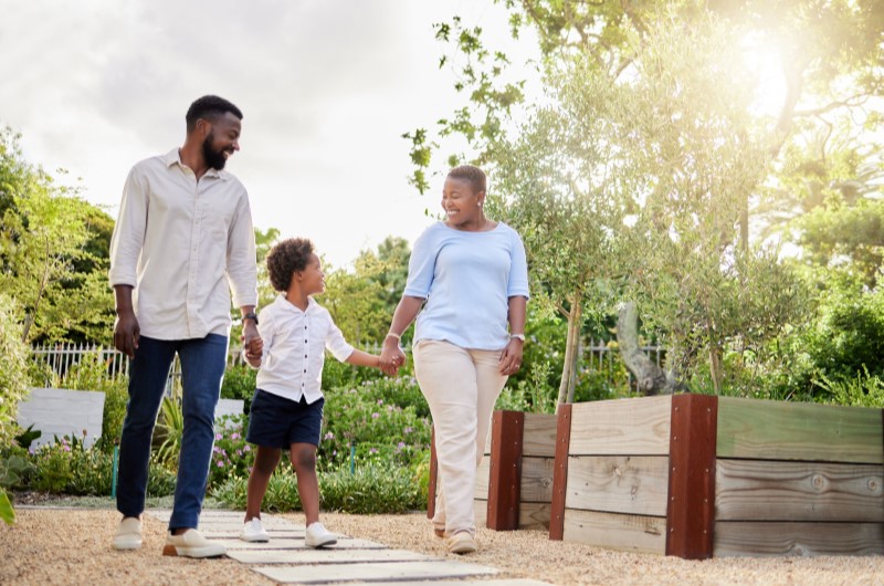 Necessidades da família | Família sorridente passeando em um parque | Onde Morar | Blog da Tenda 