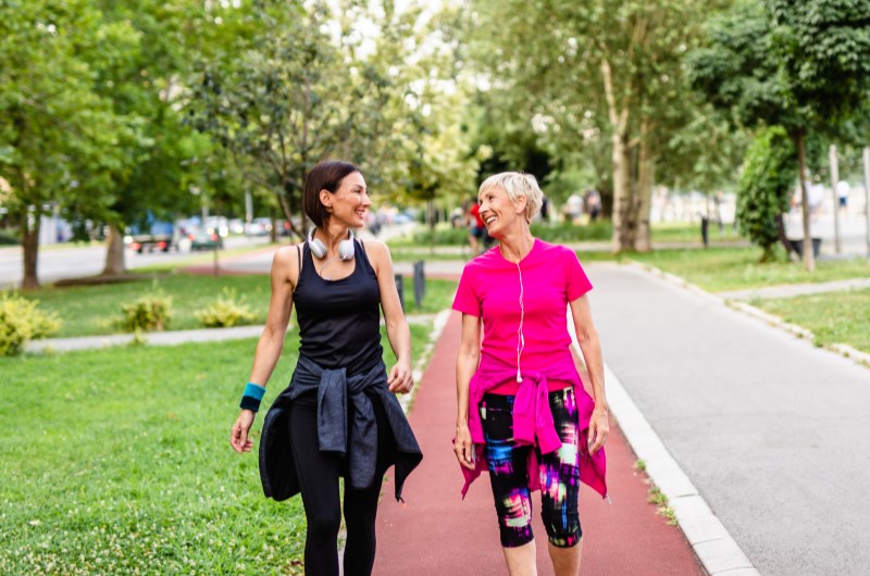 O que fazer no bairro Jaçanã | Duas amigas fazendo caminhada em um parque | Onde Morar | Blog da Tenda 